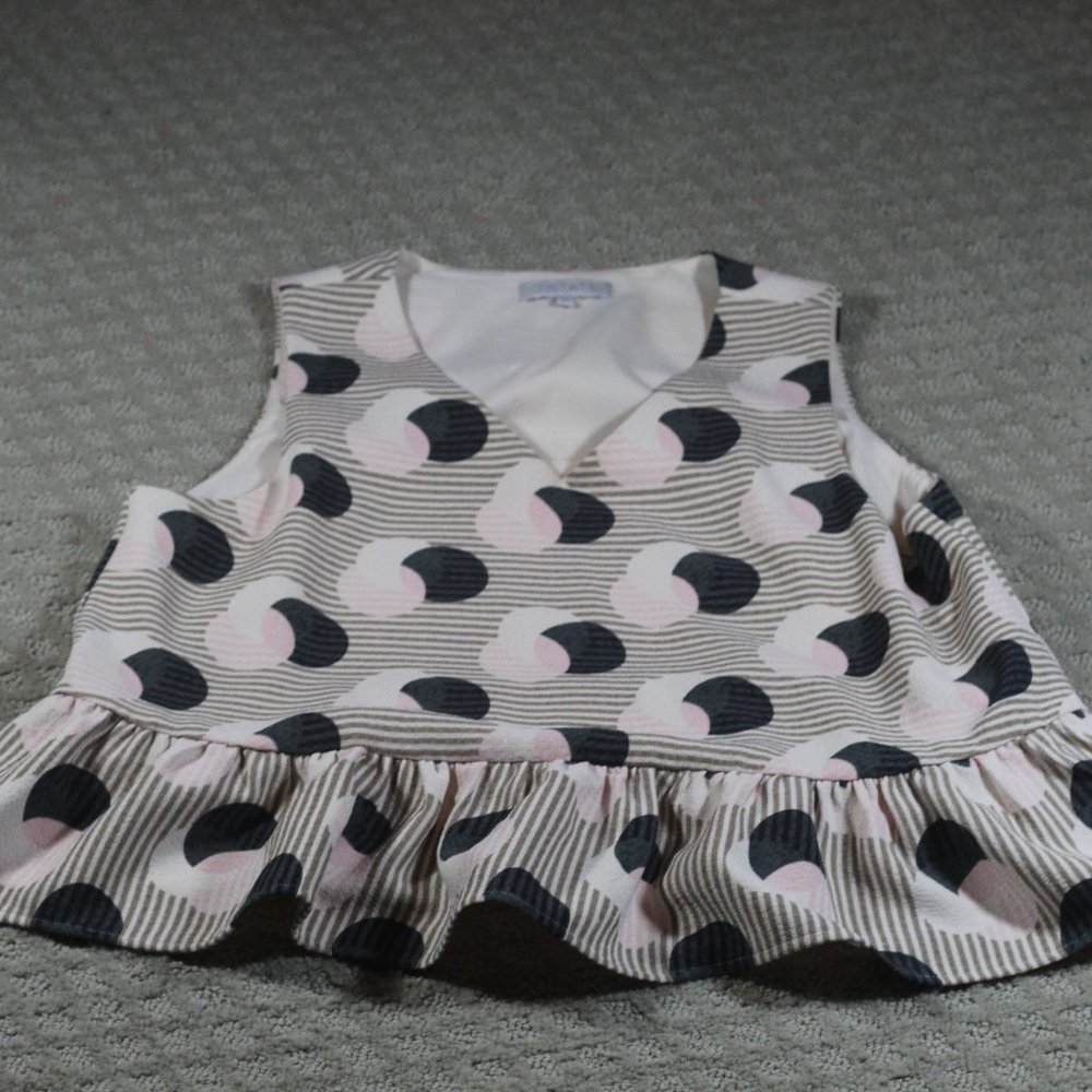 1. State Size Medium Cute Neutral Sleeveless V-Neck Cropped Peplum Top